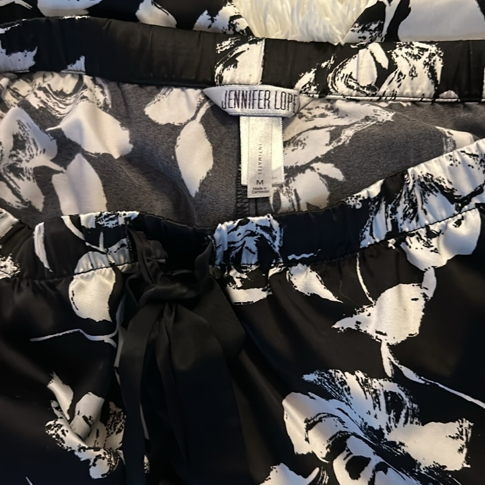 JENNIFER LOPEZ INTIMATES black & white pajamas set. Silky stretch flare bottoms - Picture 8 of 9